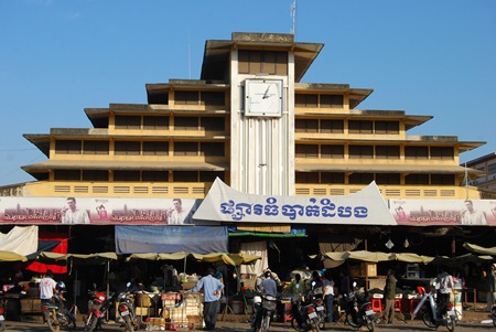 attraction-Shopping In Battambang market 1.jpg